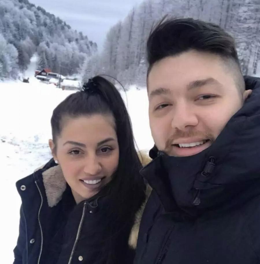 Ο μικρός Χρήστος αφήνει μπαλόνι στον ουρανό για τη μαμά του που χάθηκε στα Τέμπη