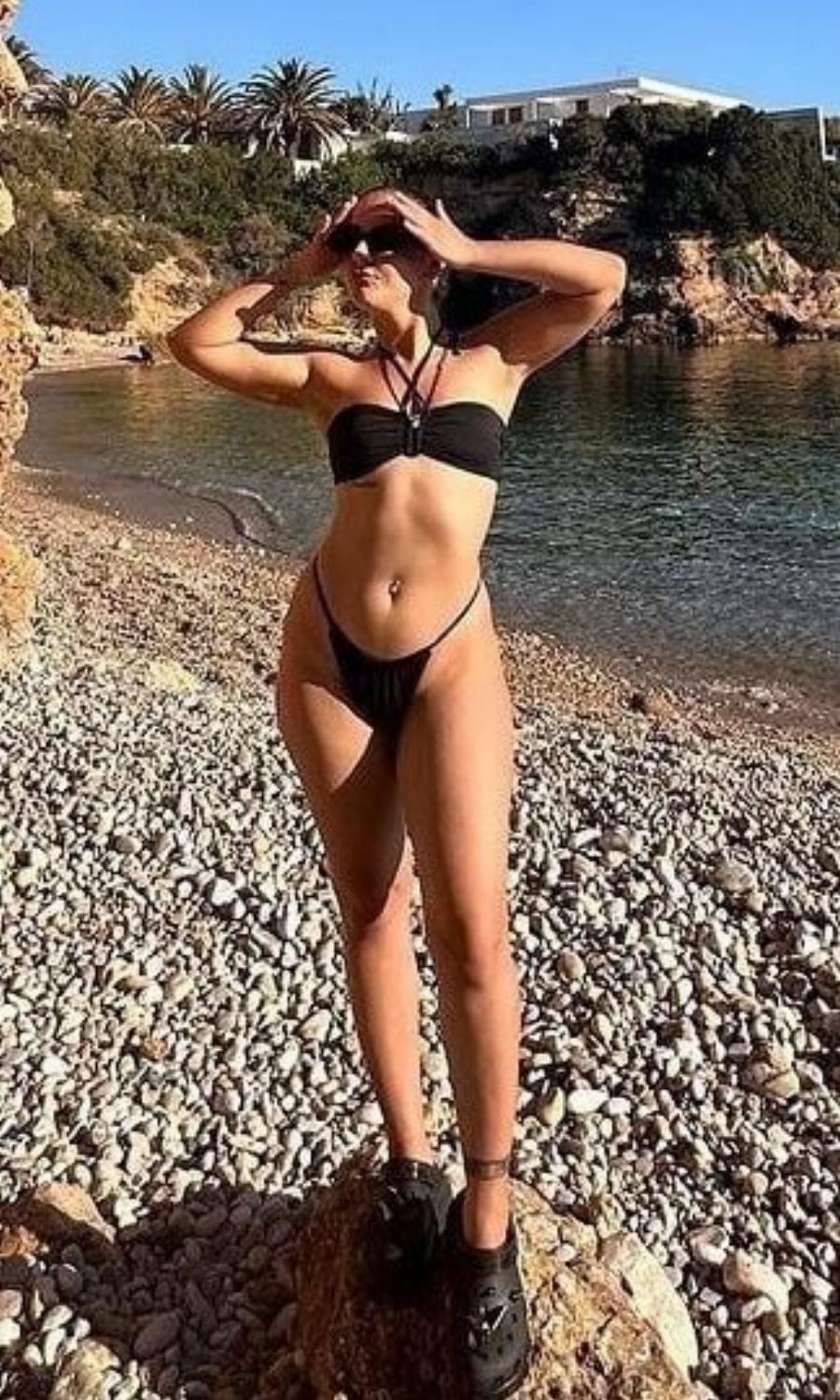 Την καμαρώνει ο μπαμπάς… από ψηλά: Η 28χρονη κόρη Έλληνα ηθοποιού έγινε ολόκληρη γυναίκα και κούκλα