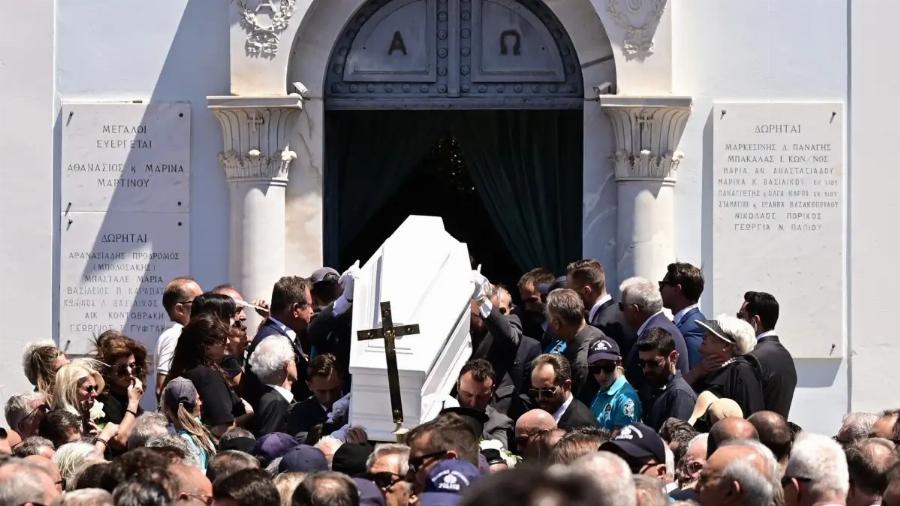 «Έσπασε» μόλις είδε το λευκό φέρετρο της κόρης του: Πόνος ψυχής για την οικογένεια Σαμάρα στην κηδεία της Λένας