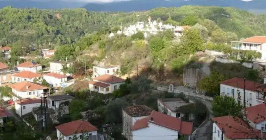 Το Aμαpτωλo χωριό της Ελλάδας όπου οι άντρες ζούσαν μαζί με σύζυγο κι Epωμέvn