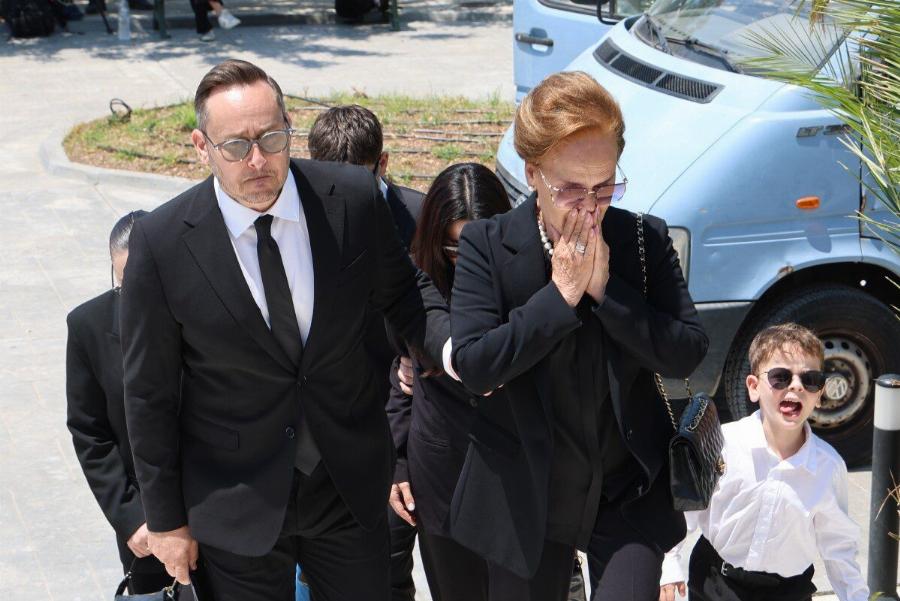 Βασίλης Λεβέντης: Σπαραγμός στην κηδεία του – Τραγική φιγούρα η σύζυγός του, Νατάσα Μεντεσίδου (Φωτογραφίες)