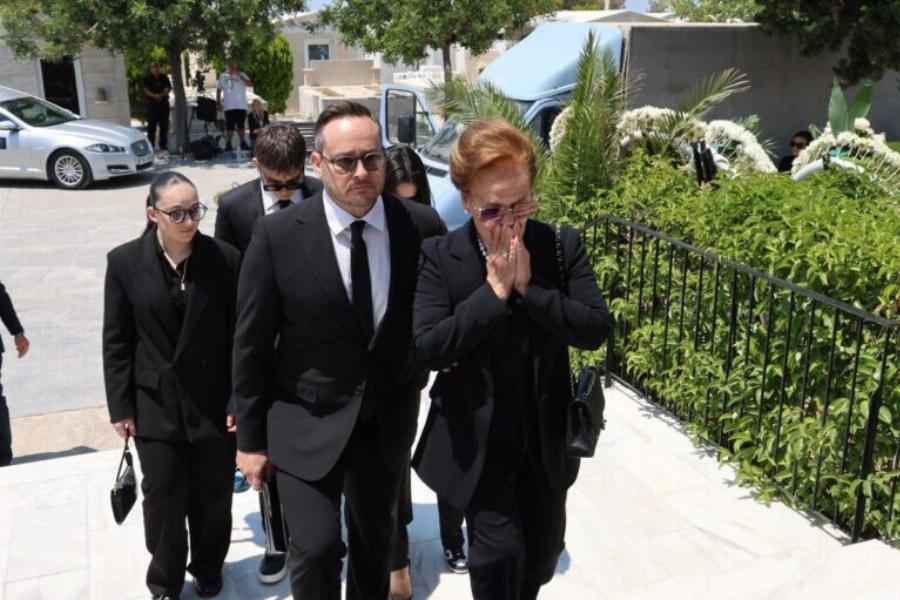 Βασίλης Λεβέντης: Σπαραγμός στην κηδεία του – Τραγική φιγούρα η σύζυγός του, Νατάσα Μεντεσίδου (Φωτογραφίες)