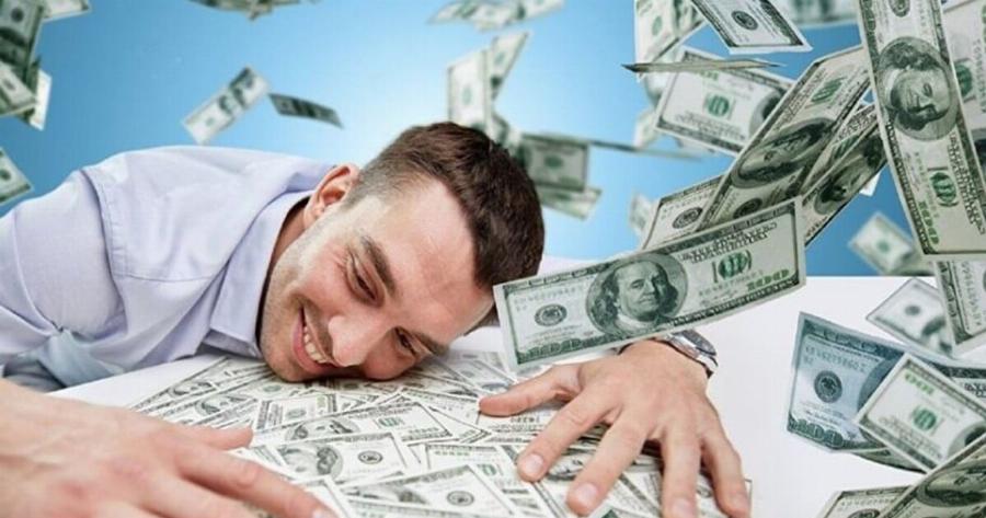 Γεννήθηκαν από…χρυσάφι: Τα 4 ζώδια που τραβούν τα χρήματα σαν μαγνήτες το 2025