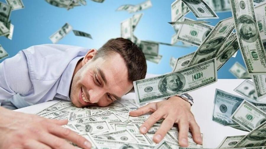 Γεννήθηκαν από…χρυσάφι: Τα 4 ζώδια που τραβούν τα χρήματα σαν μαγνήτες το 2025