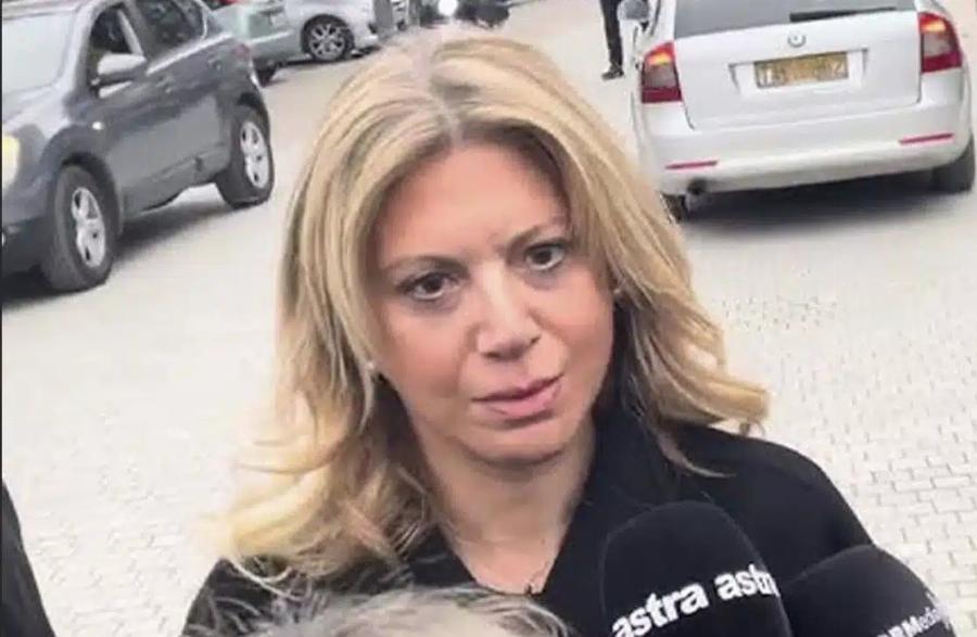 Στην κηδεία του Βασίλη Καλογήρου η Καρυστιανού: «Ένιωσα ότι έπρεπε να βρίσκομαι εδώ να τον αποχαιρετήσω»