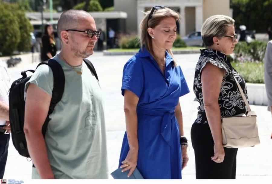 Η Μαρία Καρυστιανού κατέθεσε 1,3 εκατ. υπογραφές για την κατάργηση της ασυλίας πολιτικών – «Να σταματήσει η ατιμωρησία»