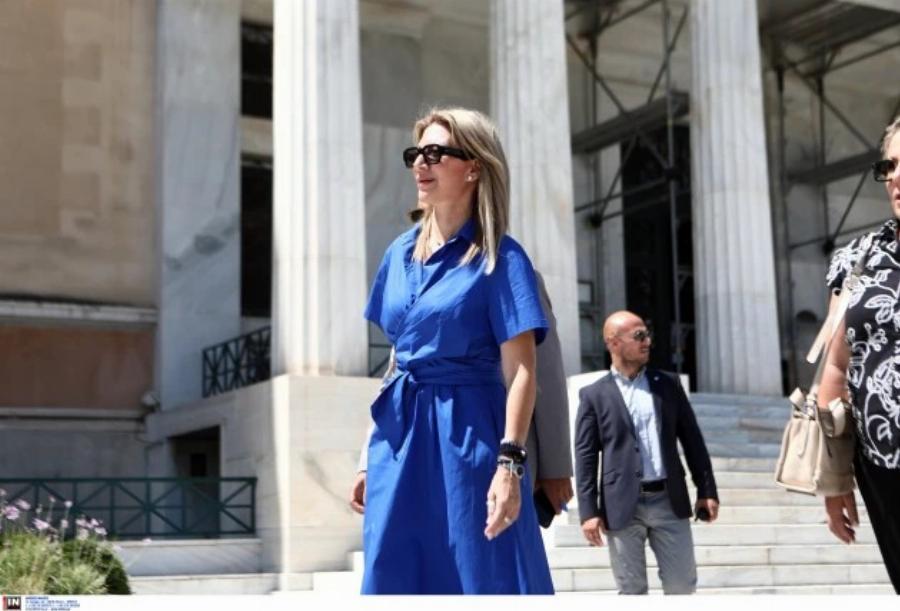 Η Μαρία Καρυστιανού κατέθεσε 1,3 εκατ. υπογραφές για την κατάργηση της ασυλίας πολιτικών – «Να σταματήσει η ατιμωρησία»