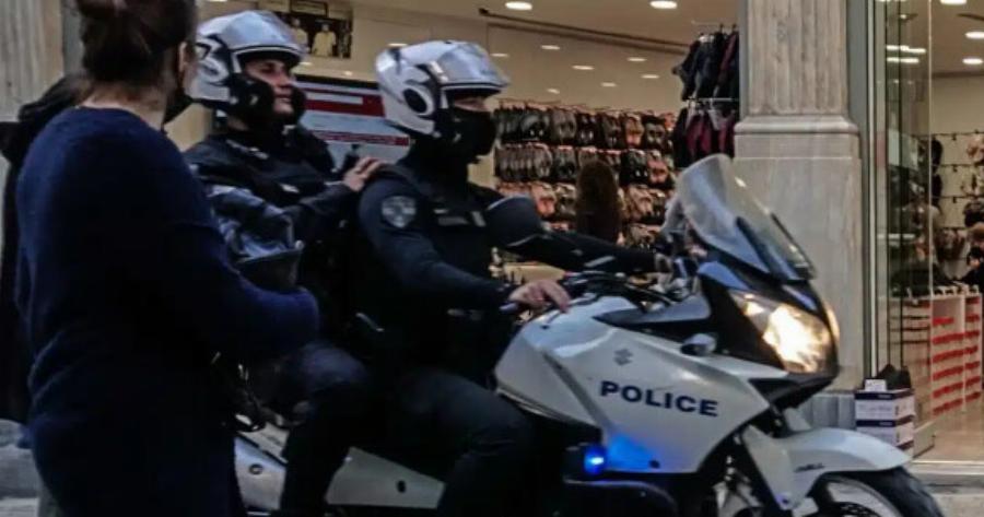 Πάγωσαν οι περαστικοί: Γυναίκα βρέθηκε μαχαιρωμένη στην Ερμού μέρα μεσημέρι