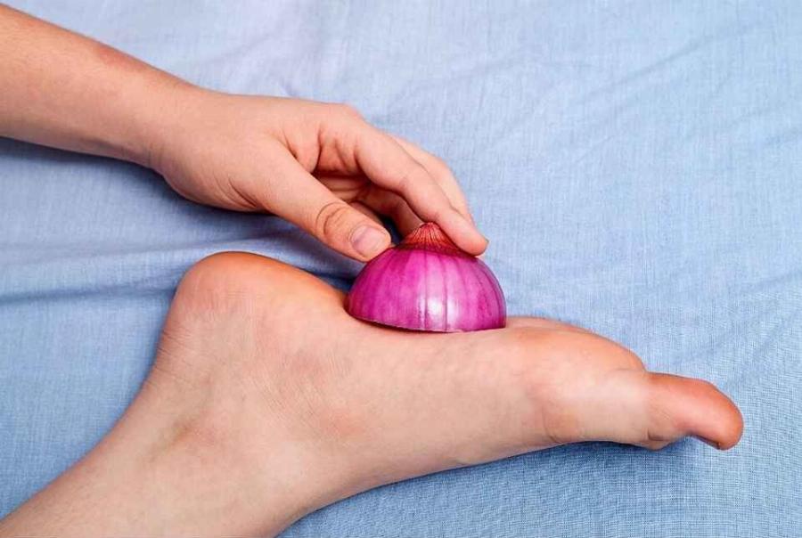 Βάλτε ένα κρεμμύδι μέσα στην κάλτσα και δείτε τι θα συμβεί