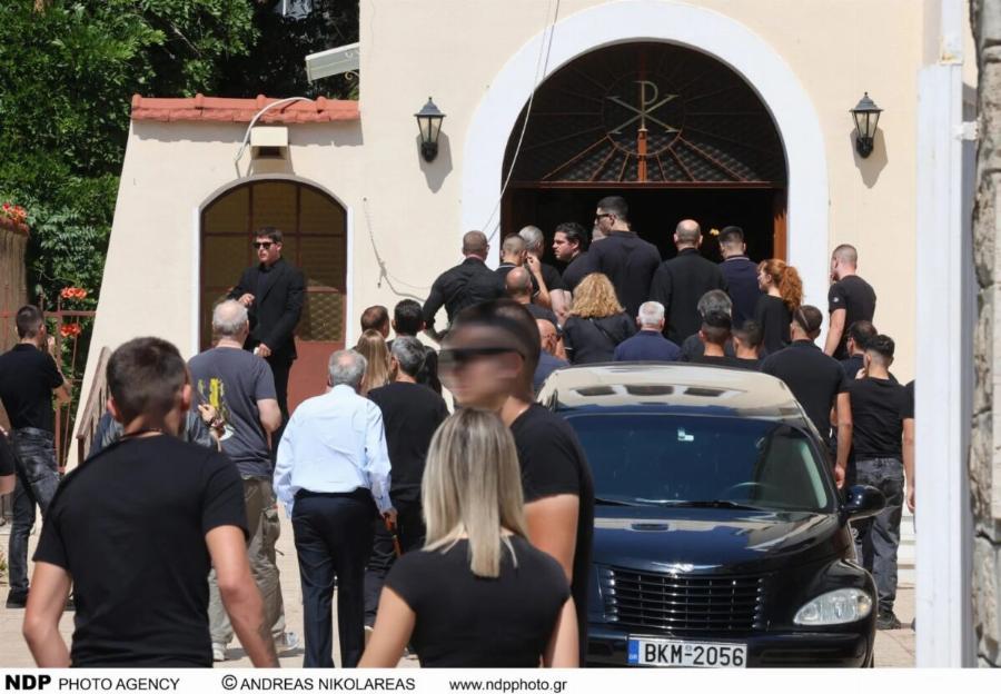 Σκηνές αρχαίας τραγωδίας στην κηδεία του Λορέντζο Καριέρε: «Ραγίζει καρδιές» η σύζυγός του – Συγκινούν οι «Φίλοι για πάντα»