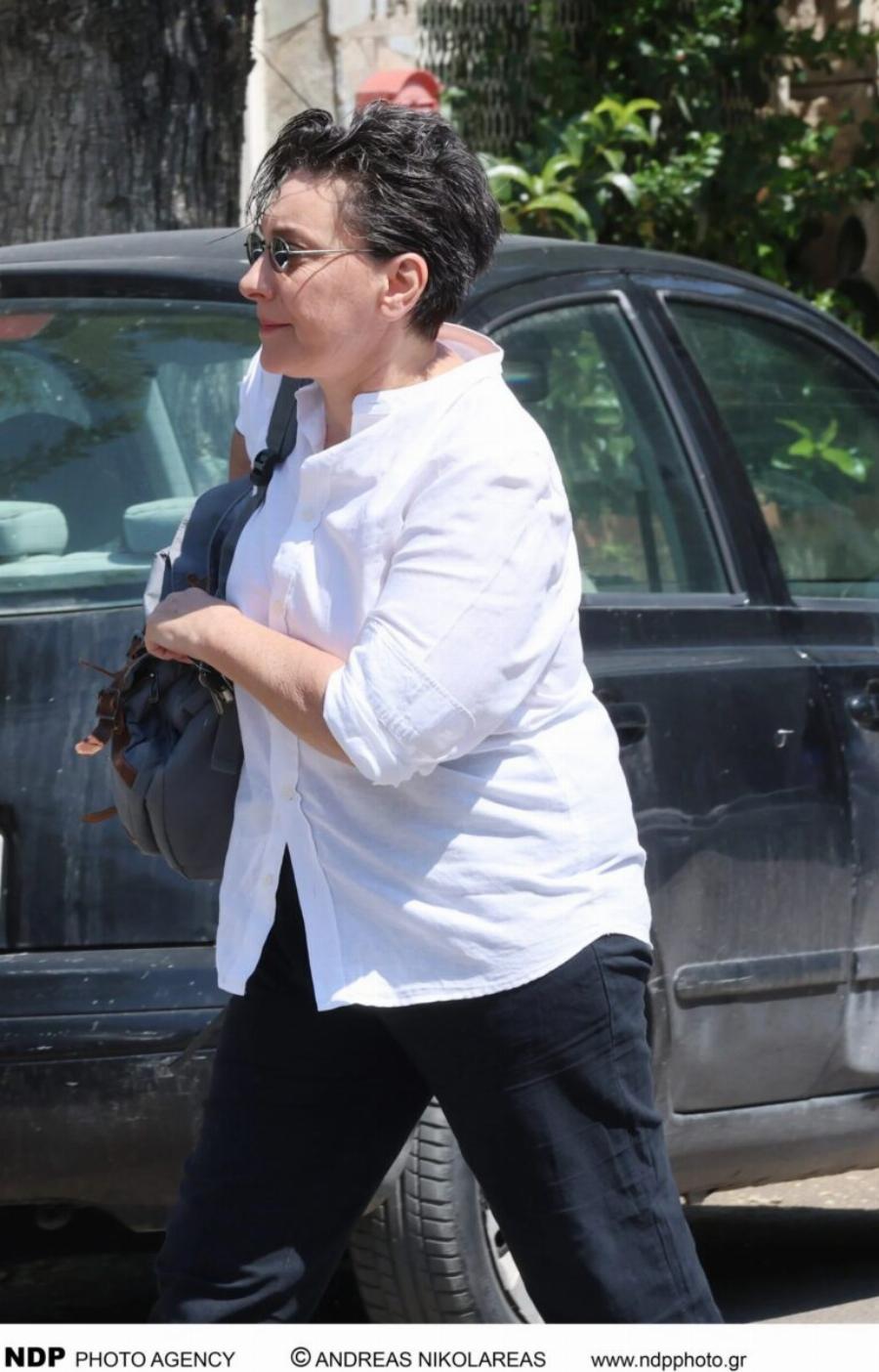 Σκηνές αρχαίας τραγωδίας στην κηδεία του Λορέντζο Καριέρε: «Ραγίζει καρδιές» η σύζυγός του – Συγκινούν οι «Φίλοι για πάντα»
