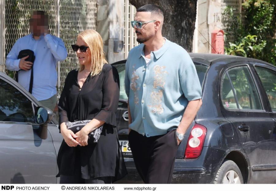 Σκηνές αρχαίας τραγωδίας στην κηδεία του Λορέντζο Καριέρε: «Ραγίζει καρδιές» η σύζυγός του – Συγκινούν οι «Φίλοι για πάντα»