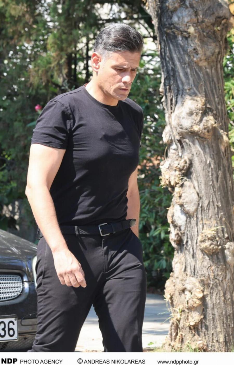 Σκηνές αρχαίας τραγωδίας στην κηδεία του Λορέντζο Καριέρε: «Ραγίζει καρδιές» η σύζυγός του – Συγκινούν οι «Φίλοι για πάντα»