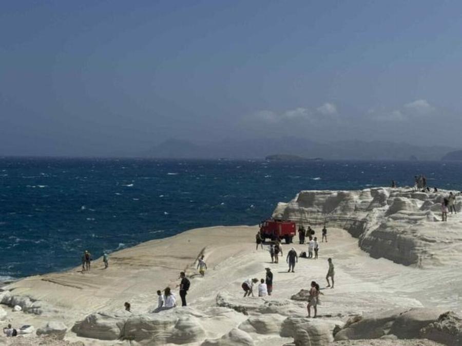 Σοκ στη Μήλο: Γυναίκα μπήκε στη θάλασσα, την πήρε ο αέρας, βούτηξε ο σύντροφός της να την βγάλει & τώρα είναι και οι 2 νεκροί