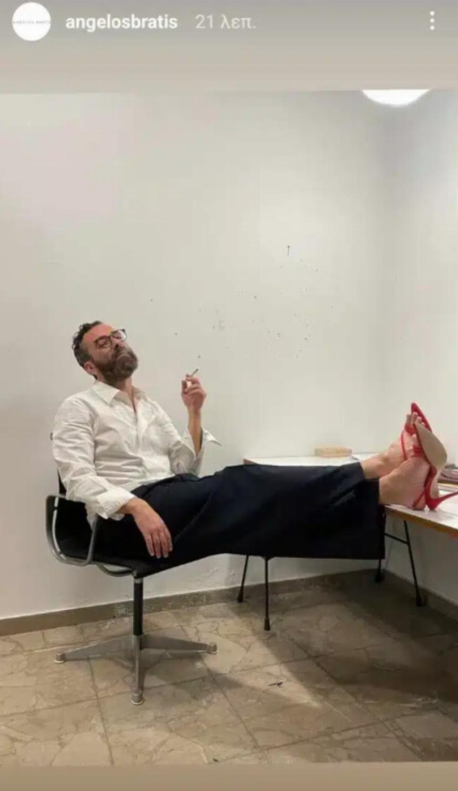 Ο Άγγελος Μπράτης φωτογραφήθηκε με κόκκıνα ψnλοτάκουνα πέδıλα και αποθεώθηκε