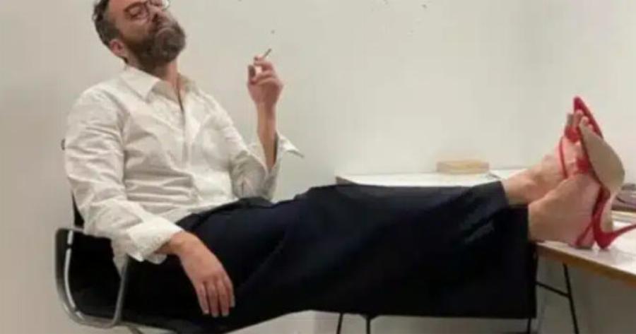 Ο Άγγελος Μπράτης φωτογραφήθηκε με κόκκıνα ψnλοτάκουνα πέδıλα και αποθεώθηκε