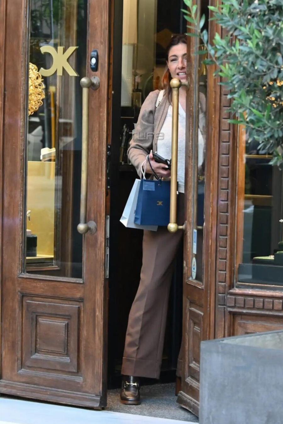 ΑΠΟΚΛΕΙΣΤΙΚΟ: Η 1η εμφάνιση της Έλενας Παπαρίζου μετά το Νοσοκομείο – Την είδαν να προχωράει στο κέντρο, δεν είδε ότι την τραβούσαν και…