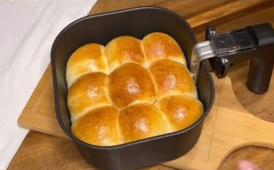 Αν φτιάξεις έτσι ψωμί στο air fryer… δεν θα ξαναανάψεις φούρνο