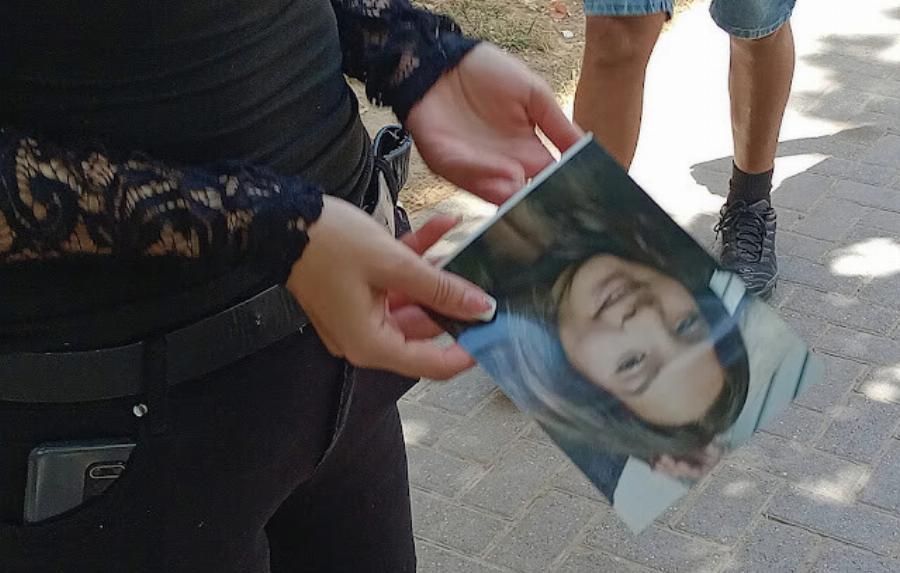 Σπαραγμός έξω από τα δικαστήρια Πύργου – Με φωτογραφίες της 11χρονης Βασιλικής στα χέρια τους οι συγγενείς της