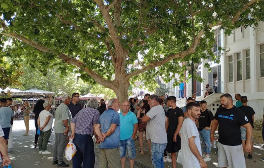 Σπαραγμός έξω από τα δικαστήρια Πύργου – Με φωτογραφίες της 11χρονης Βασιλικής στα χέρια τους οι συγγενείς της