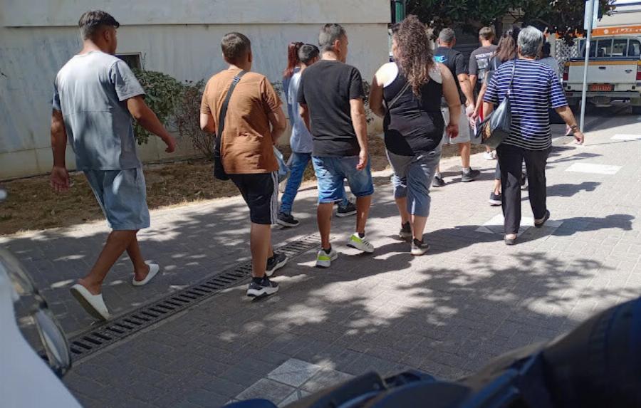 Σπαραγμός έξω από τα δικαστήρια Πύργου – Με φωτογραφίες της 11χρονης Βασιλικής στα χέρια τους οι συγγενείς της