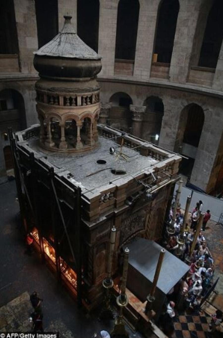 Επιστήμονες άνοιξαν μετά από αιώνες τον τάφο του Χριστού