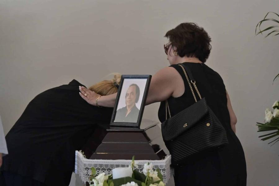 Κηδεία Λάκη Χαλκιά: Σε κλίμα οδύνης το «τελευταίο αντίο» στον ερμηνευτή – Τραγική φιγούρα η σύζυγός του
