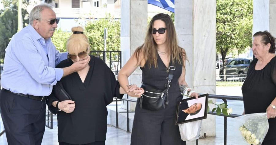 Κηδεία Λάκη Χαλκιά: Σε κλίμα οδύνης το «τελευταίο αντίο» στον ερμηνευτή – Τραγική φιγούρα η σύζυγός του