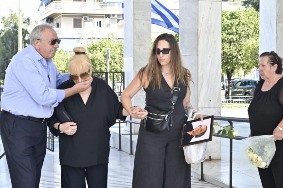 Κηδεία Λάκη Χαλκιά: Σε κλίμα οδύνης το «τελευταίο αντίο» στον ερμηνευτή – Τραγική φιγούρα η σύζυγός του