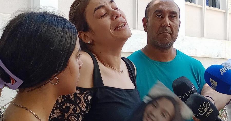 Σπαραγμός έξω από τα δικαστήρια Πύργου – Με φωτογραφίες της 11χρονης Βασιλικής στα χέρια τους οι συγγενείς της
