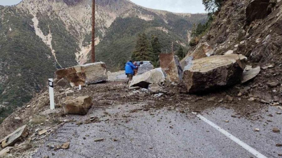 Στους δρόμους ο κόσμος από τους σεισμούς – Έχουμε καταλισθήσεις