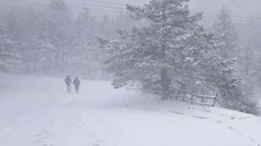 ΤΩΡΑ: Χιονίζει στην Αττική
