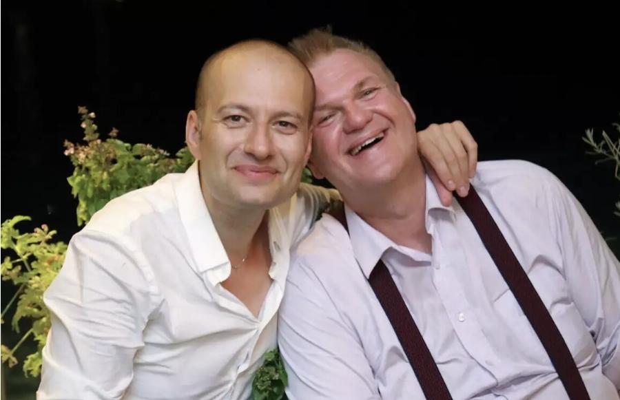 Αuτή είναι η πρώτη αγγελία για γάμο ομόφuλου ζευγαριού που δημοσιεύτηκε σε ελληνική εφημερίδα