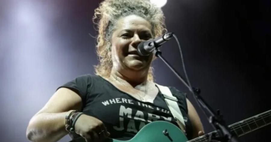 Κανείς δεν το πρόσεξε: Αυτό είδε η Ματούλα Ζαμάνη και έβγαλε τη μπλούζα της επάνω στη σκηνή