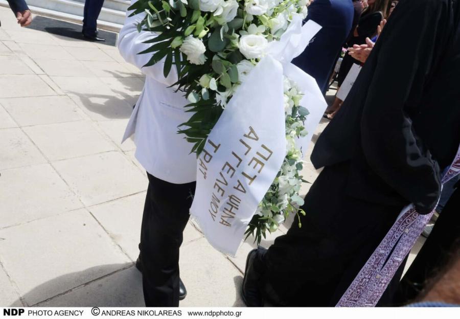 Ραγίζει καρδιές το στεφάνι με τα ροζ γράμματα της Βικτώριας Δελλά στην κηδεία της μητέρας της