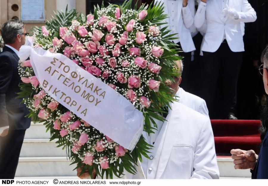 Ραγίζει καρδιές το στεφάνι με τα ροζ γράμματα της Βικτώριας Δελλά στην κηδεία της μητέρας της