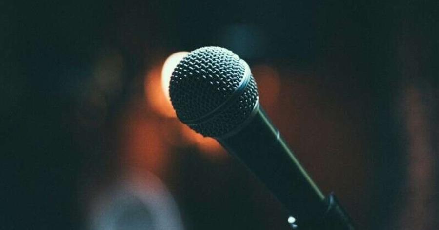 BoμBα στην ελληνική showbiz: Πασίγνωστος Έλληνας τραγουδιστής παντρεύτηκε κpuφά τον σύντροφό του