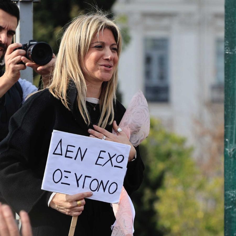 Συμβαίνει ΤΩΡΑ: Δεν το δείχνει κανένα κανάλι – «Βουλιάζει» η Ελλάδα για τα Τέμπη, σπαραγμός για τα θύματα