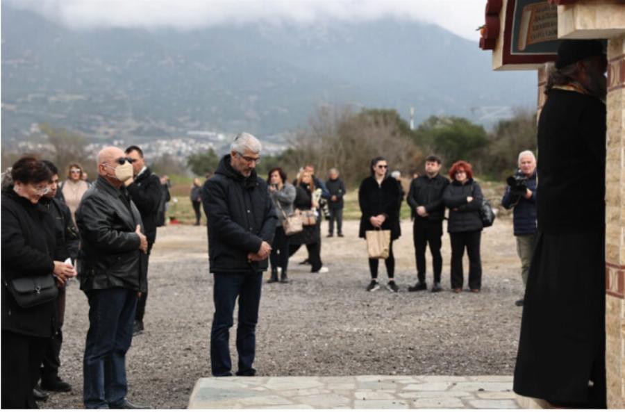 Τέμπη: «Αθάνατοı» και «Καραμανλή στη φυλακή» φώναξαν οι σuγγενείς των θυμάτων – Λύγıσε ο ιερέας στο μνnμόσυνο