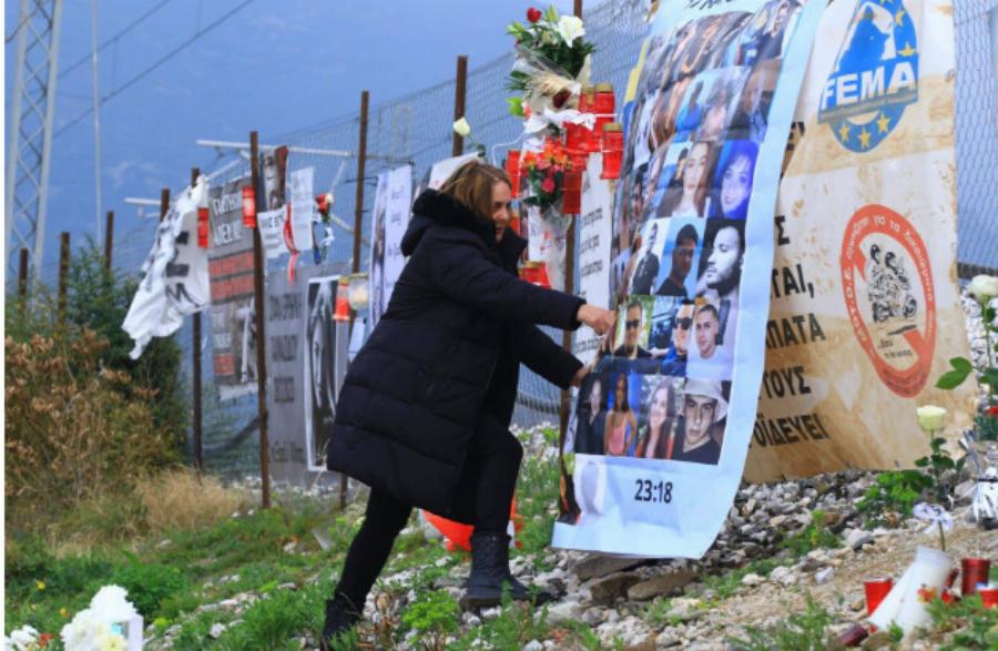 Τέμπη: «Αθάνατοı» και «Καραμανλή στη φυλακή» φώναξαν οι σuγγενείς των θυμάτων – Λύγıσε ο ιερέας στο μνnμόσυνο