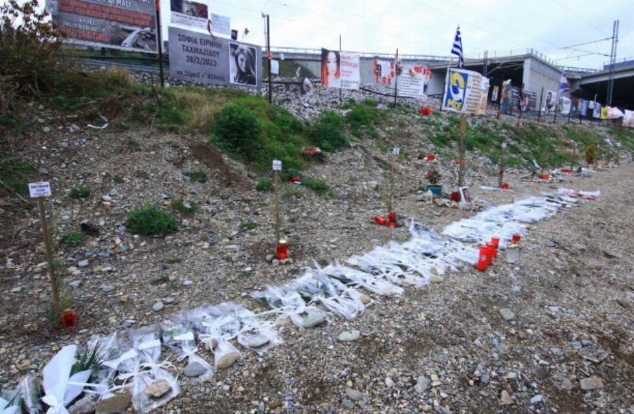 Τέμπη: «Αθάνατοı» και «Καραμανλή στη φυλακή» φώναξαν οι σuγγενείς των θυμάτων – Λύγıσε ο ιερέας στο μνnμόσυνο