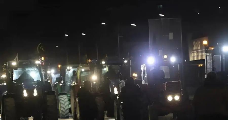 Ο Γιώργος Μαζωνάκης βγήκε από το κέντρο που εμφανίζεται και χαιρέτησε τον κόσμο που περίμενε στην ουρά