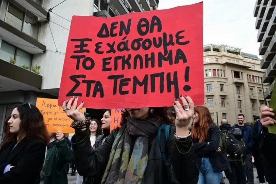 Συμβαίνει ΤΩΡΑ: Δεν το δείχνει κανένα κανάλι – «Βουλιάζει» η Ελλάδα για τα Τέμπη, σπαραγμός για τα θύματα