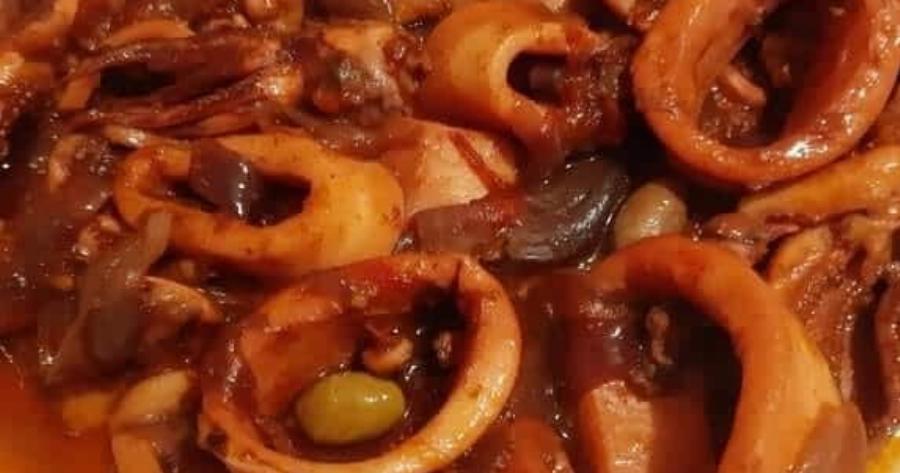 Καλαμάρια κρασάτα στον φούρνο – Με πατάτες που μοιάζουν τηγανητές