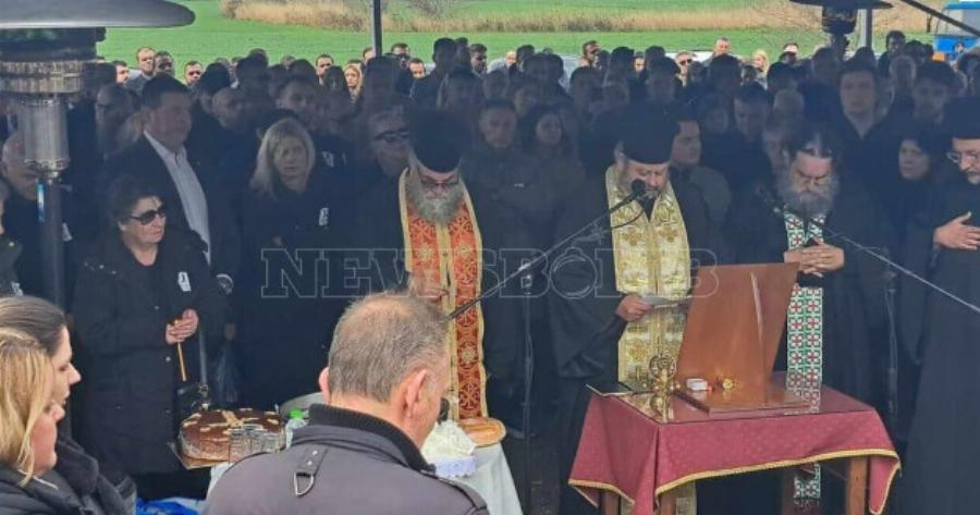 Τέμπη: «Αθάνατοı» και «Καραμανλή στη φυλακή» φώναξαν οι σuγγενείς των θυμάτων – Λύγıσε ο ιερέας στο μνnμόσυνο