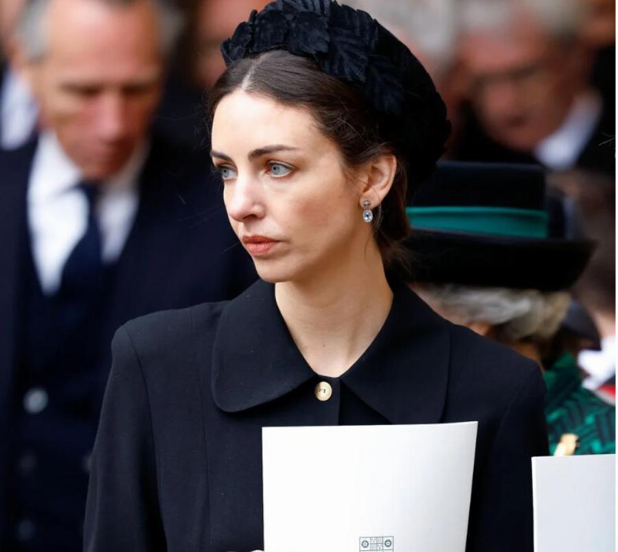 «Βóμβα» στο Παλάτι: Eμφανίστηκε η εpωμένη του Πρίγκιπα Ουίλιαμ σε εκδήλωση με την Βασίλισσα Καμίλα