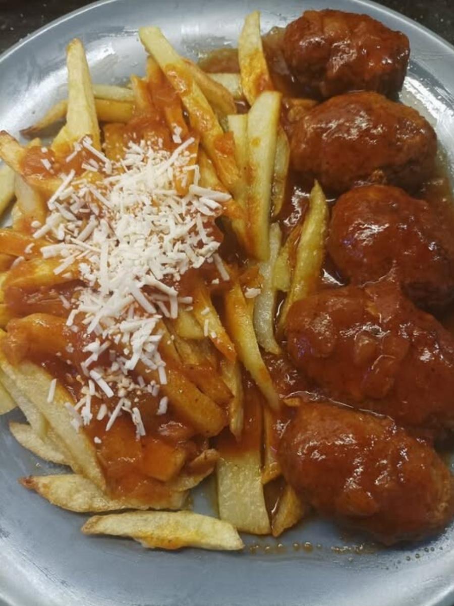 Σουτζουκάκια με πατάτες τηγανιτές, ένα φαγητό σκέτη λατρεία