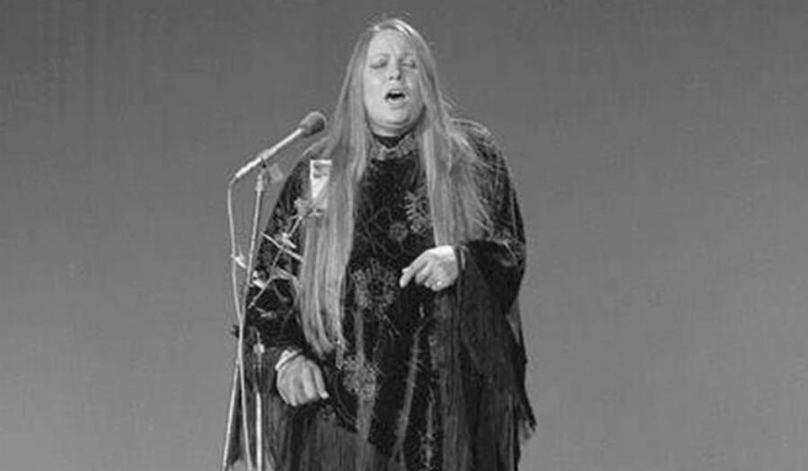 Με αλεξίσφαιρο γιλέκο, ντυμένη στα μαύρα: Η Ελληνίδα τραγουδίστρια που βγήκε στη σκηνή της Eurovision με κίνδuνο της ζωής της