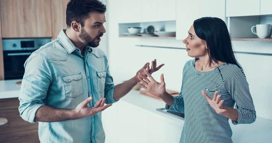 Μαλώνουν σαν “κοκόρια”: Τα 5 ζώδια που είναι οι μεγαλύτεροι καβγατζήδες της παρέας