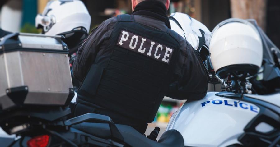 Βίντεο ντοκουμέντο: Οδηγός ΙΧ παρέσυρε αστυνομικό και τον είχε για 250 μέτρα πάνω στο καπό επειδή του έκοψε κλήση (vid)